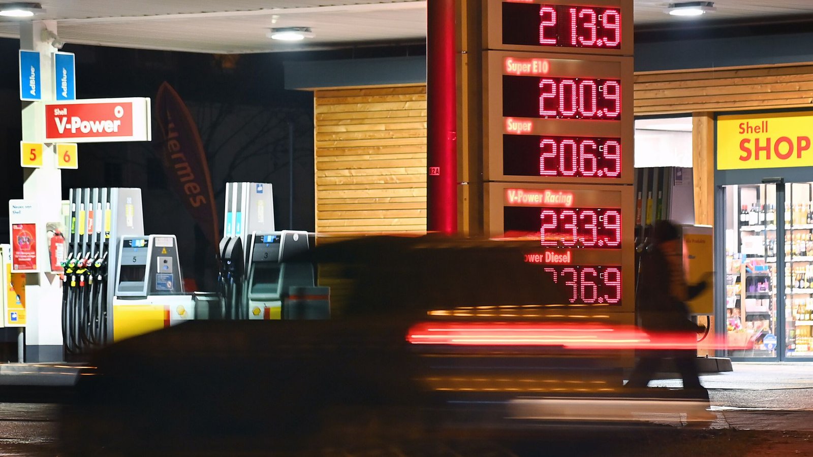 US central bank predicts inflation rise from Iran war as oil prices surge again